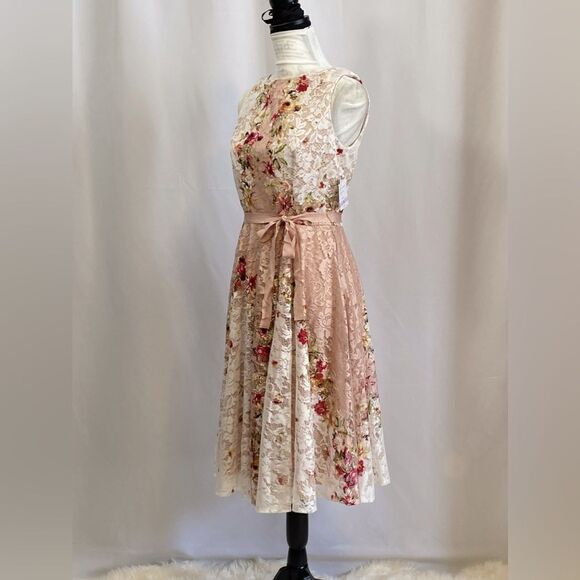 Gabby Skye Floral Lace Fit-&-Flare Dress size 6 - Picture 7 of 12